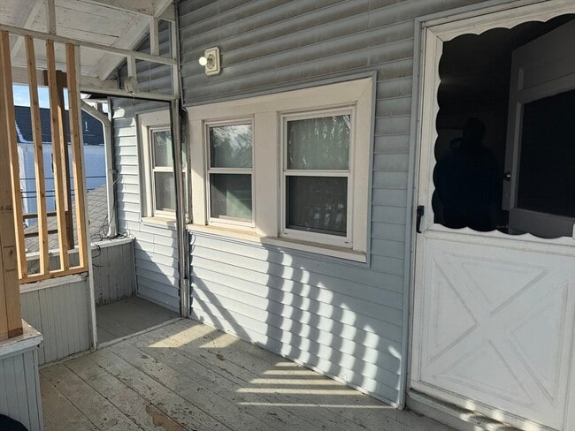 Building Photo - 187 Danforth St