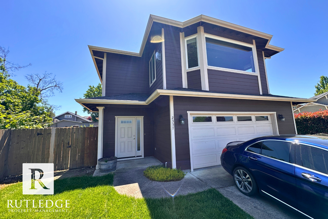 Primary Photo - STUNNING 3 Bed/2.5 Bath House in Medford