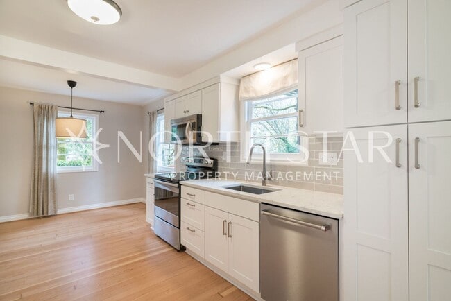 Building Photo - Newly Remodeled Lake Oswego Cottage With Lake Access.