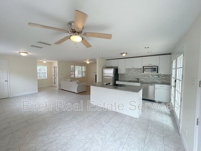 Building Photo - 608 Tangerine Ave