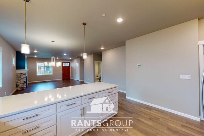 Building Photo - Bright 3-Bedroom, 2-Bathroom Rambler in Olympia!