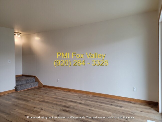 Building Photo - 2-Bed, 1.5-Bath Condo Oshkosh $1,149 Monthly