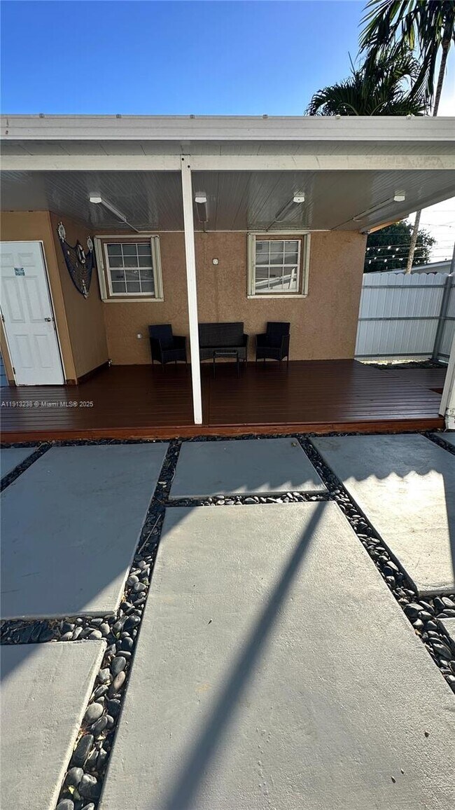 Building Photo - 340 SW 78th Ave