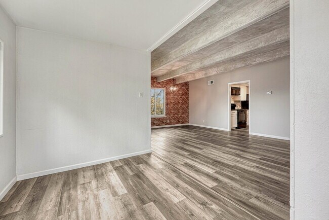 Building Photo - Charming 3-Bed Penthouse Condo in Denver w...