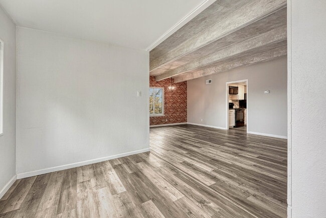 Building Photo - Charming 3-Bed Penthouse Condo in Denver with 2 full bathrooms! – Open Floor Plan *Move in specia...