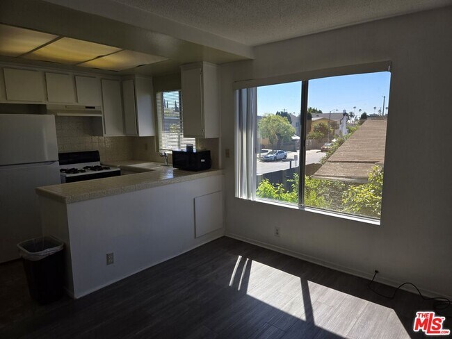 Building Photo - 1233 Tamarind Ave