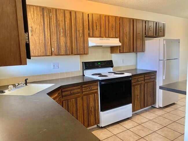 Building Photo - Spacious 2 bed 1.5 Bath Apartment with 1 Garage Space