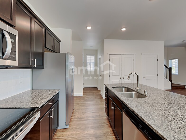 Building Photo - 32974 Lookout Ln