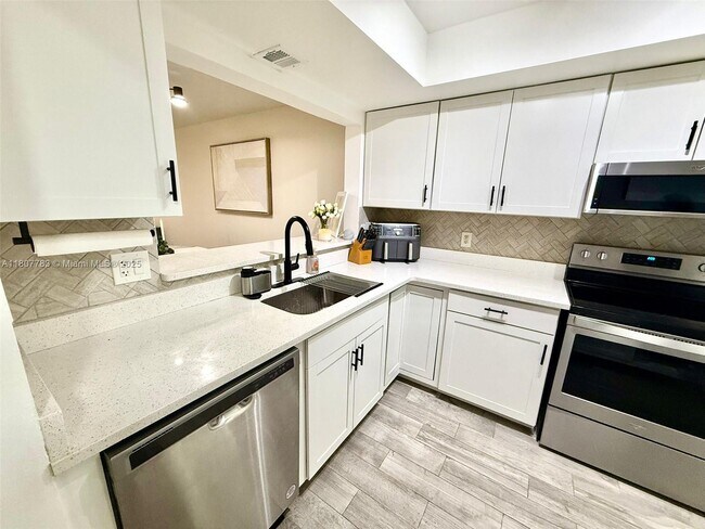 Building Photo - 300 Promenade Dr