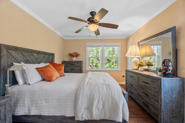 Building Photo - 4 Bedroom, 3.5 Bath Furnished Townhouse Available