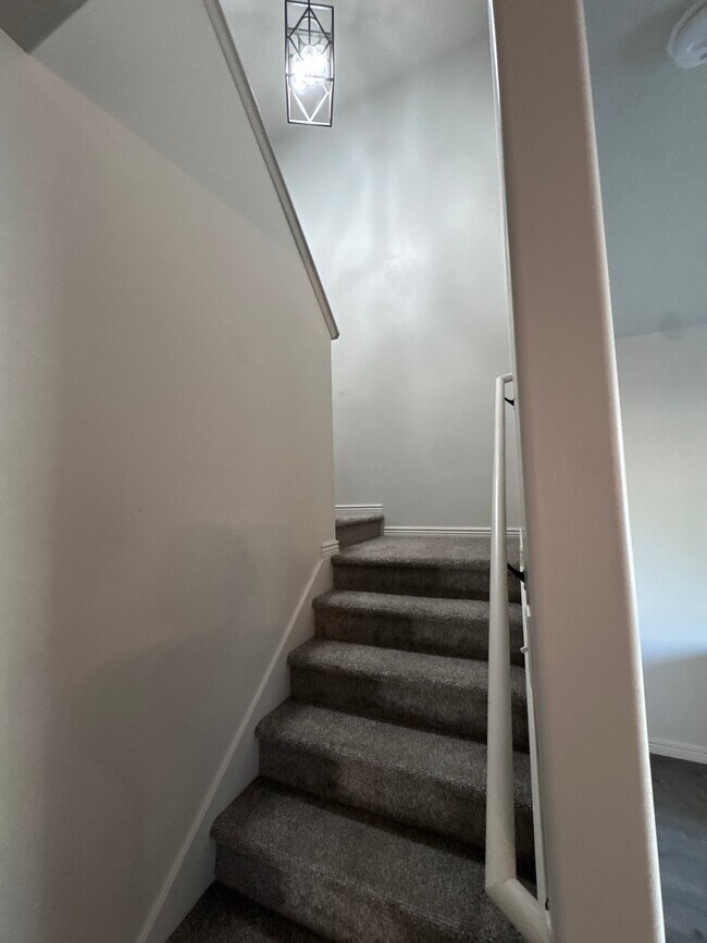 Building Photo - 673 N 2560 E
