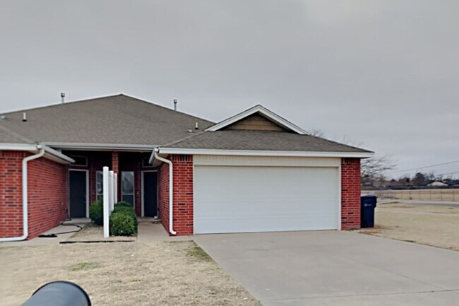 Building Photo - Very Nice 3 Bedroom 2 Bath Home in Yukon S...