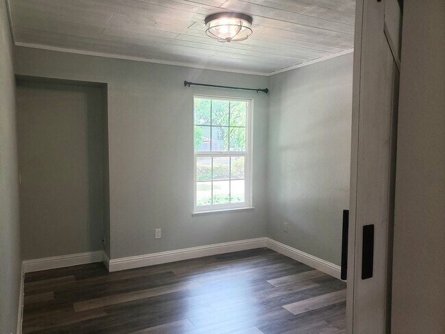 Building Photo - Beautifully Updated Single Level