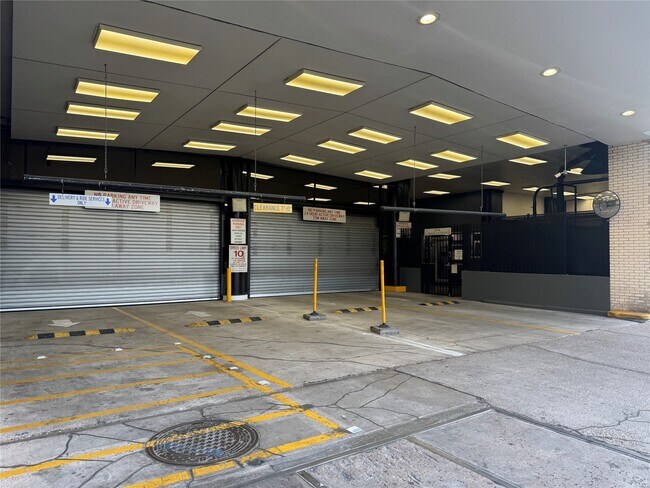 Building Photo - 2016 Main St