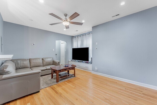 Building Photo - 5717 N Kimball Ave