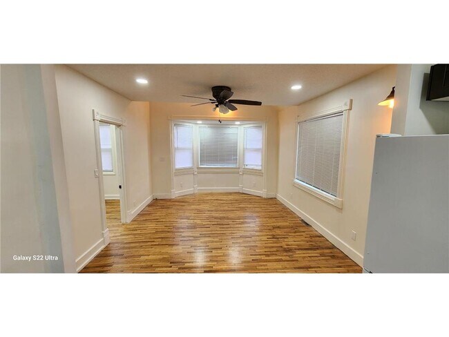 Building Photo - 402 4th St S