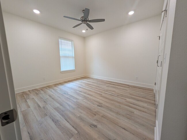 Building Photo - 7A Fernwood Dr