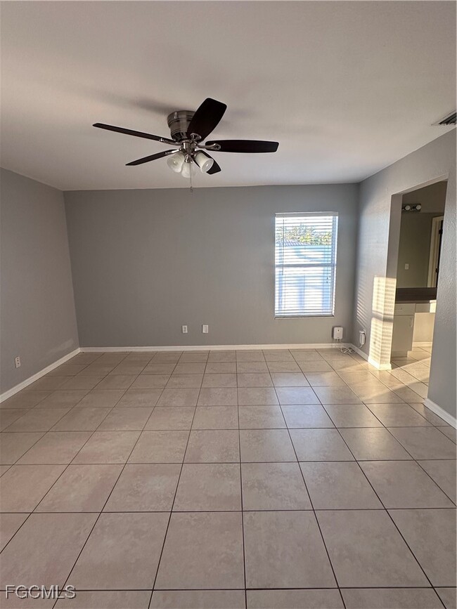 Building Photo - 2926 SE Santa Barbara Pl