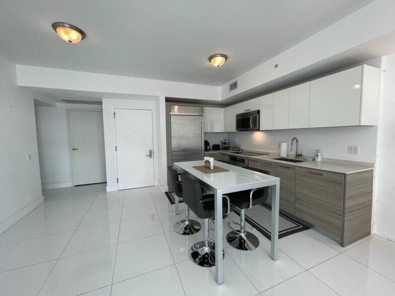 Building Photo - 1300 Brickell Bay Dr