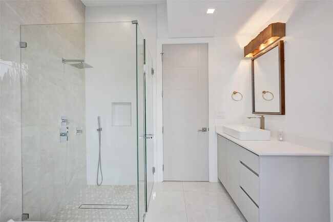 Building Photo - 1111 SE 9th Ave