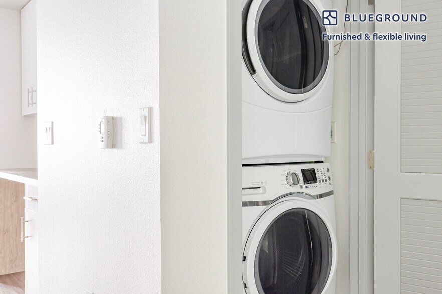 Building Photo - 1800 Lacassie Ave