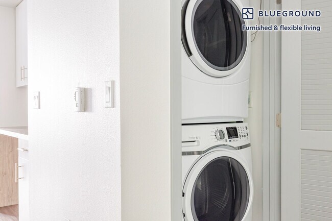 Building Photo - 1800 Lacassie Ave