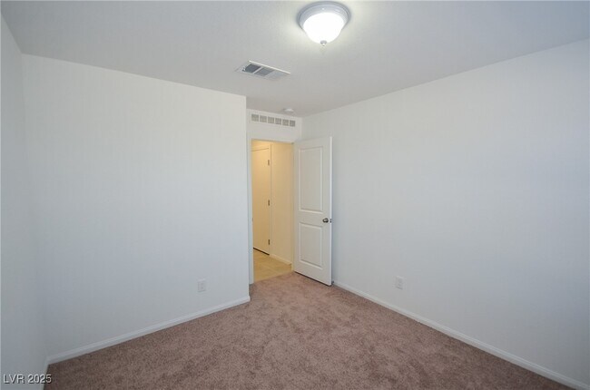 Building Photo - 5401 Lynn Crk Ave