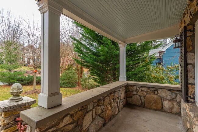 Building Photo - Charming North Asheville Home