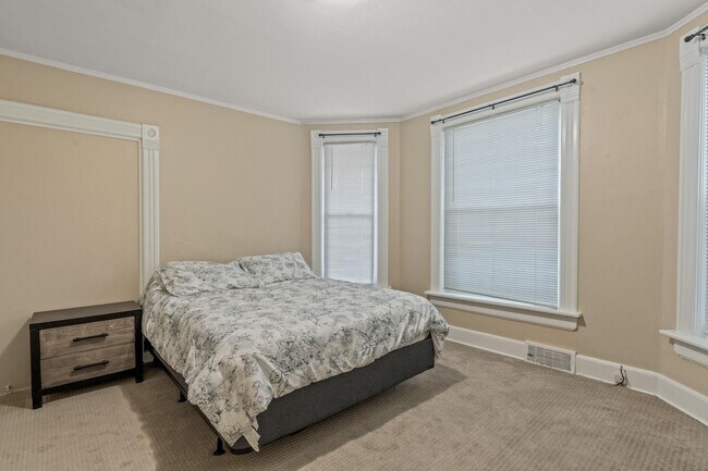 Lower unit - bedroom 1 - 2619 S Lenox St