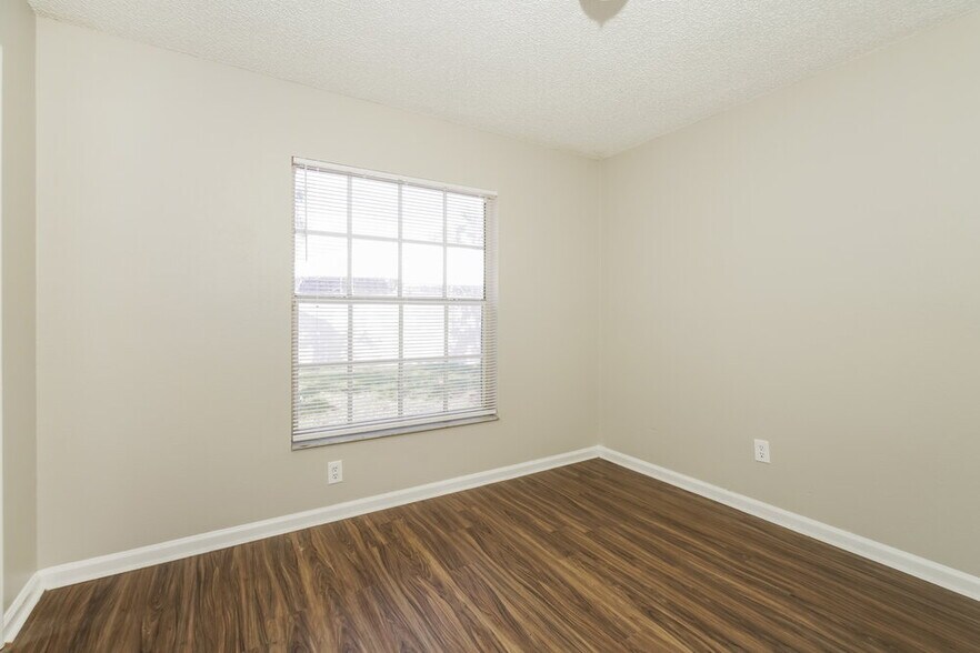 Building Photo - 646 Jaguar Ct