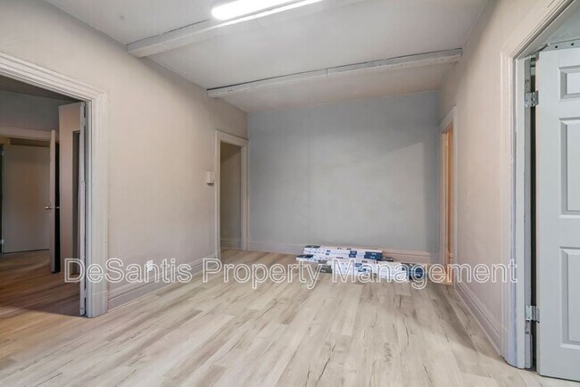 Building Photo - 512 S Millvale Ave