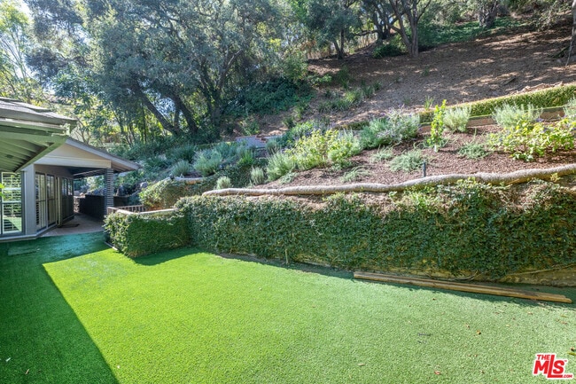 Building Photo - 2559 Hutton Dr