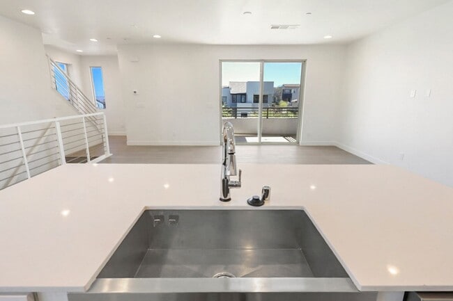 Building Photo - Summerlin Beauty With Bed and Bath On 1st Floor
