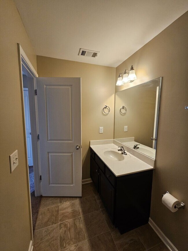 Building Photo - Great Home With Garage Parking Near Downto...