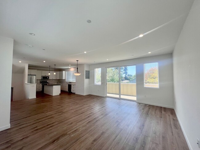 Building Photo - NEW PRICE! Beautiful 3 bedroom 2.5 home in...
