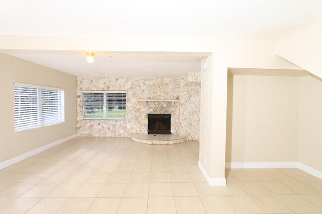 Building Photo - 4916 Silver Oak Dr