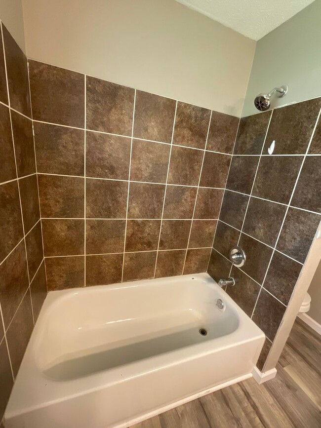 Building Photo - 3 bedroom 2 bathroom house for rent