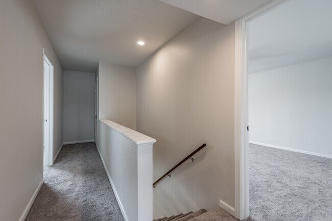 Building Photo - 2121 Fountain View Dr