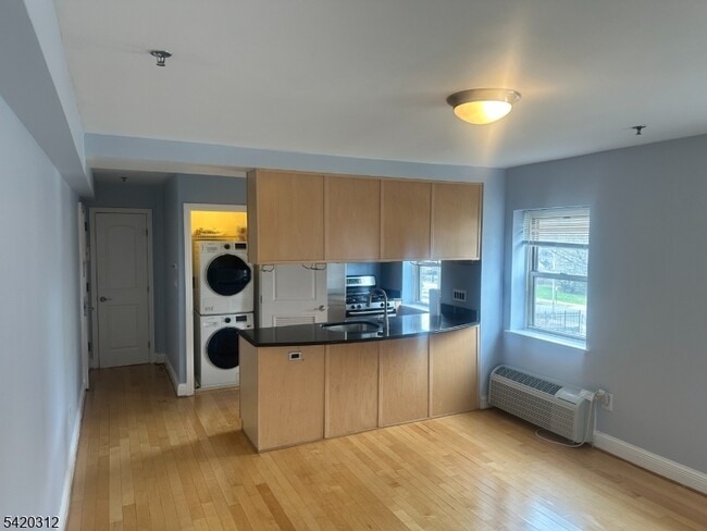 Building Photo - 70 S Munn Ave