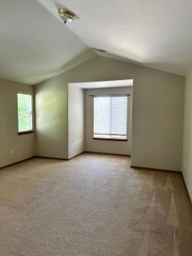 Building Photo - Beautiful 3 Bedroom Home Near University o...