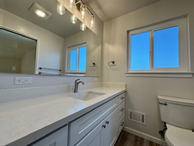 Building Photo - Wonderful single level home in Orinda-available for move-in now!