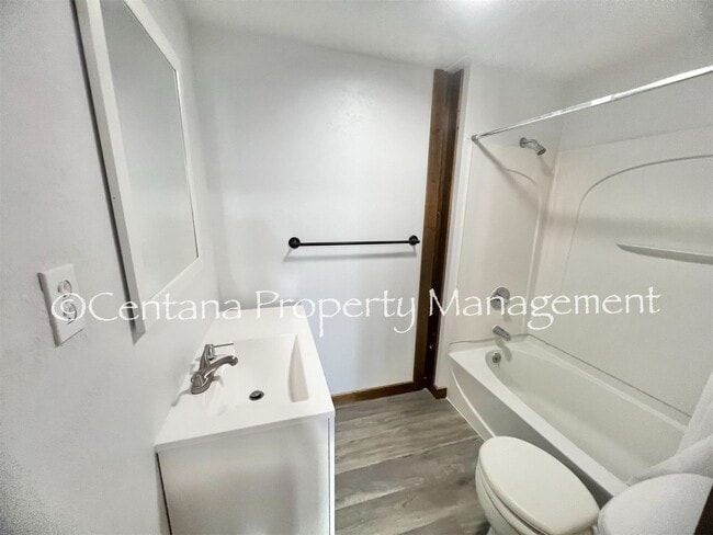 Building Photo - Cozy Remodeled ONE Bedroom Suite nestled i...
