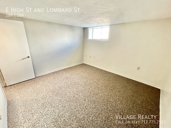 Building Photo - Huge 2-Bed apartment with washer/dryer hoo...