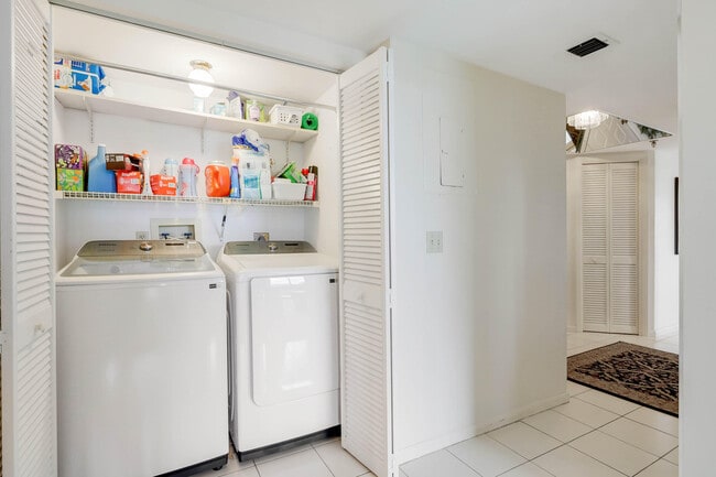 Building Photo - 5279 Fountains Dr S