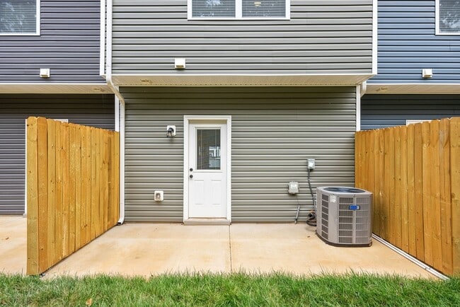 Building Photo - Luxury Townhome For Rent Near Billy Dunlop Park!