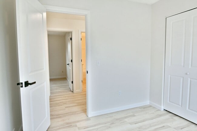 Building Photo - 460 &amp; 462 Fowler St