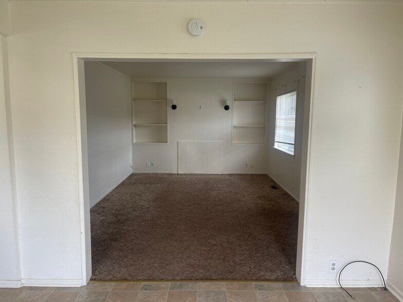 Building Photo - 1325 NW Hawthorne Ave