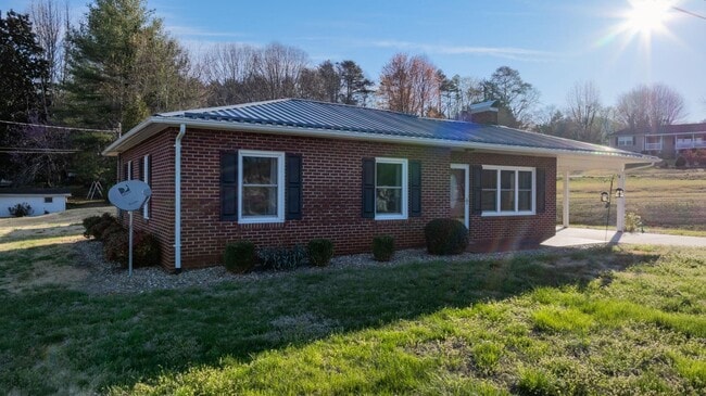 Building Photo - 313 Arrowood St SE