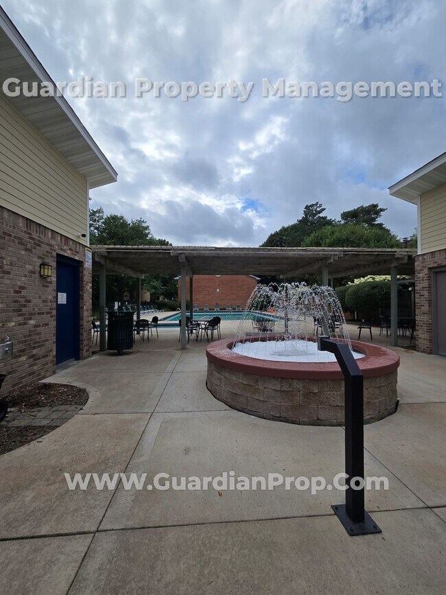 Building Photo - Move-in special! Reduced security deposit....