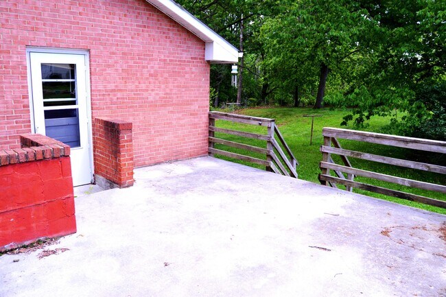 Building Photo - 279 Poe Dr